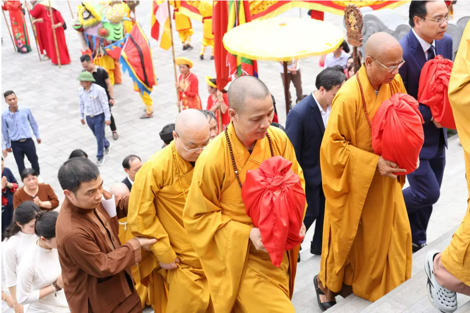 Nghi thức rước nước từ hồ Tam Chúc lên chùa Ngọc.