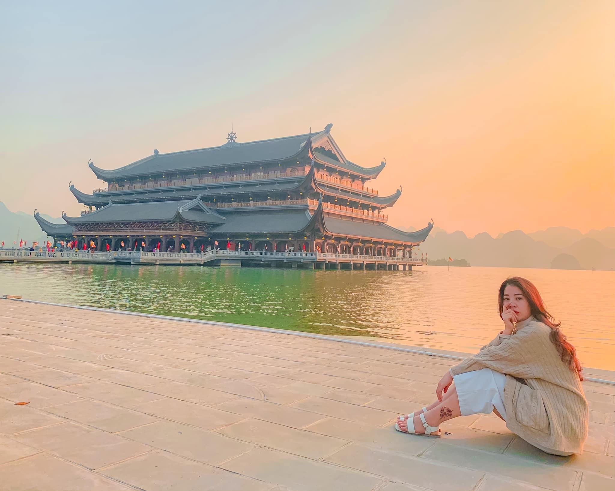 Du khách tận hưởng không gian thanh bình tại Khu du lịch Tam Chúc.