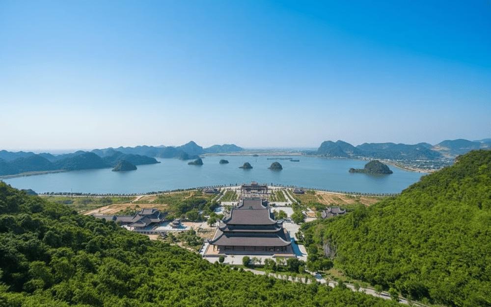 Người đi làm tìm lại sự bình yên giữa khung cảnh hồ nước Tam Chúc.