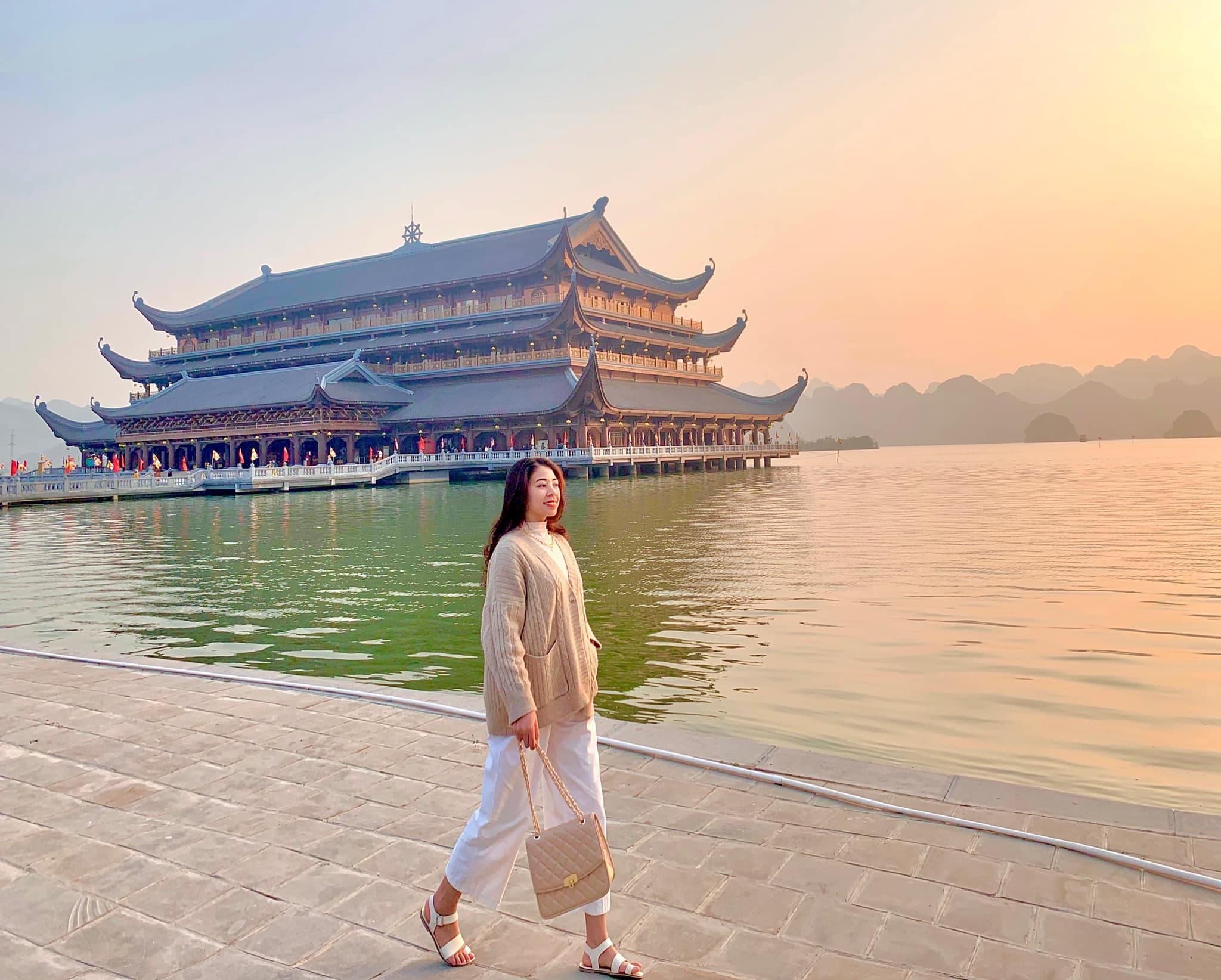 Người đi làm tìm lại sự bình yên giữa khung cảnh hồ nước Tam Chúc.