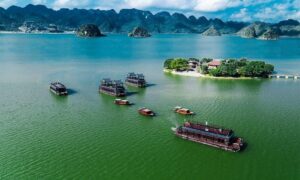 Du khách trải nghiệm hành trình trên hồ Lục Nhạc giữa núi non Tam Chúc.